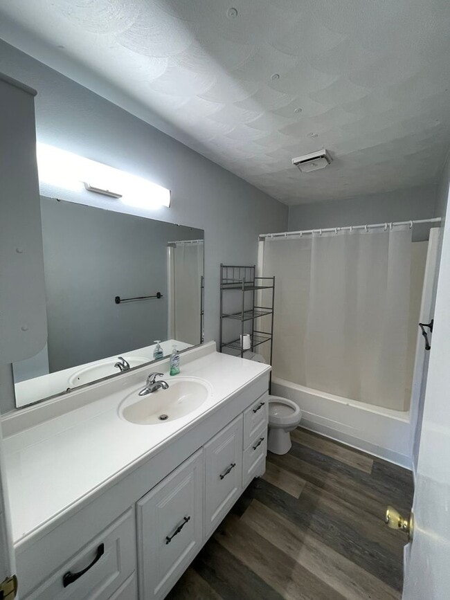 Building Photo - 729 W 61st St