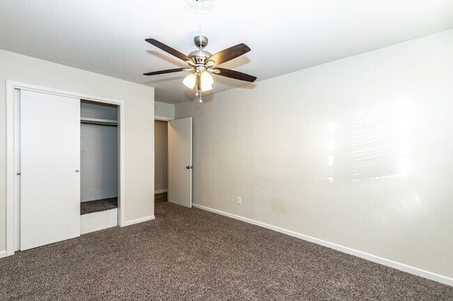 Building Photo - Large & Recently Updated!