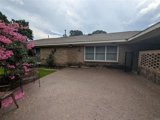 Building Photo - 111 Arrowhead Dr