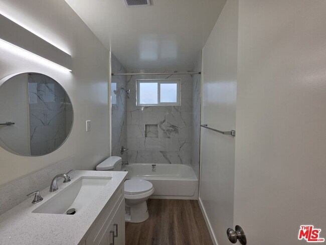 Building Photo - 827 9th St