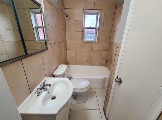 Building Photo - 3 Bedroom Townhouse located in Frankford-Baltimore city