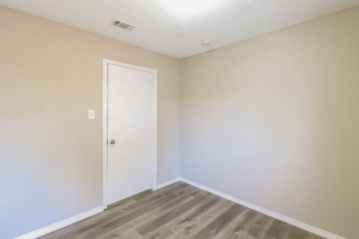 Building Photo - 404 Ridge Dr