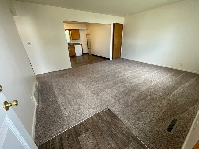 Building Photo - 2208 Chanticleer St