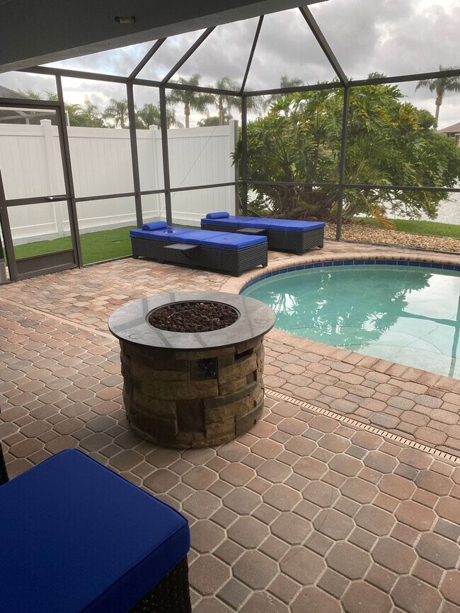 Building Photo - Sunset Lakes