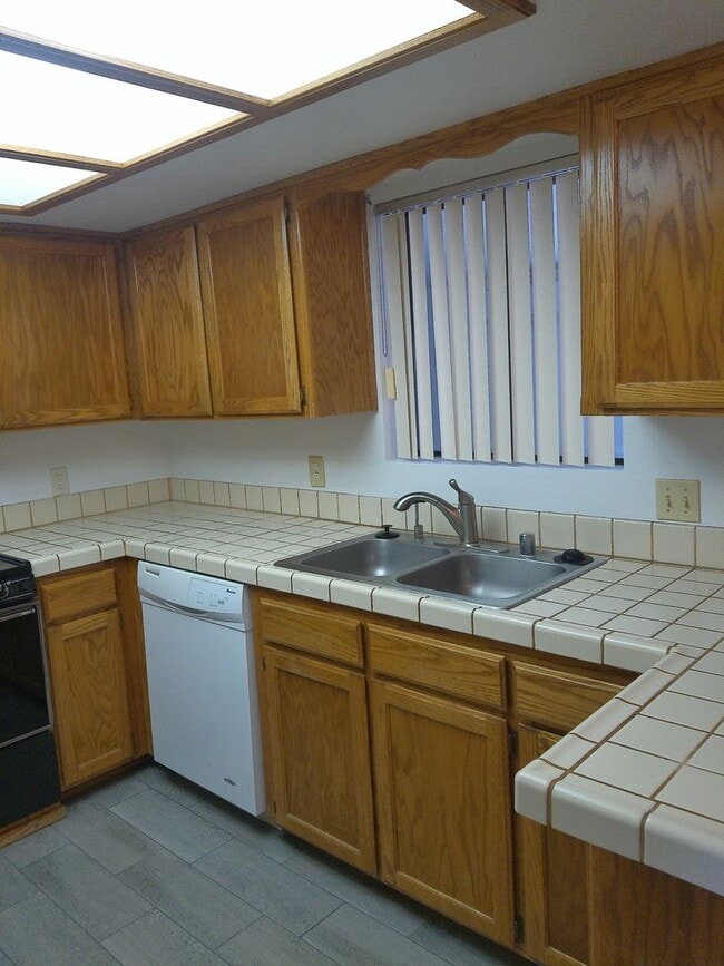 Building Photo - LONG TERM 12 MONTH LEASE