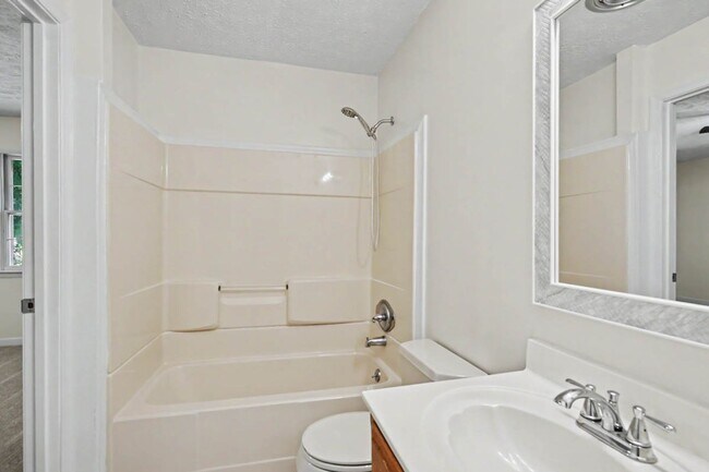 Building Photo - 151 Country Club Dr