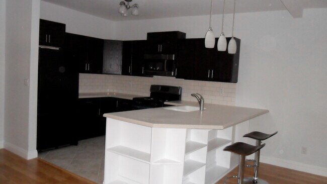 Building Photo - 909 N Poinsettia Pl