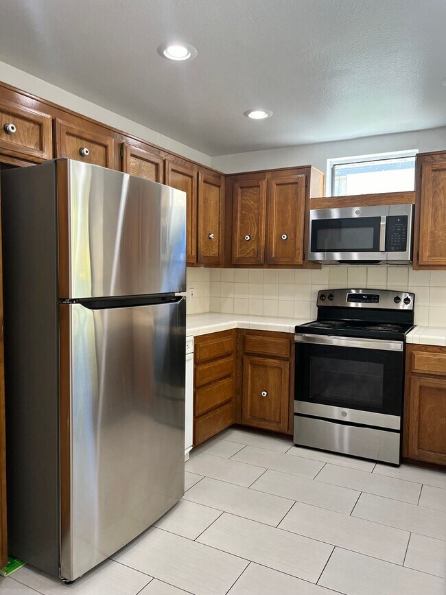 Building Photo - Spacious 2 Bedroom 2-1/2 Bathroom Townhome with 2-car garage in La Jolla near UCSD