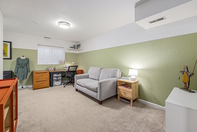 Building Photo - Cozy 2-bed townhome w/ laundry and communi...