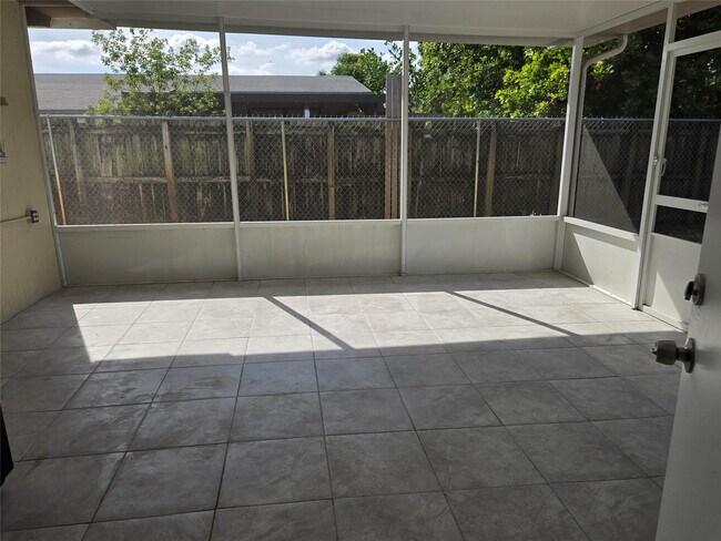 Building Photo - 2606 Alcazar Dr