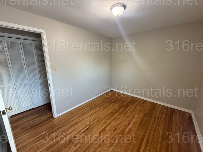 Building Photo - $1325 - 3 bedroom / 2 bathroom - Single Family Home