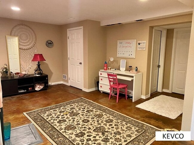 Building Photo - Perfect Townhouse for Roommates!