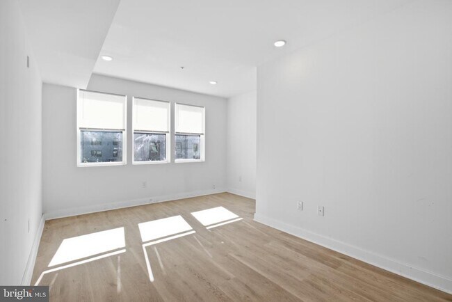 Building Photo - 2330 N 16th St