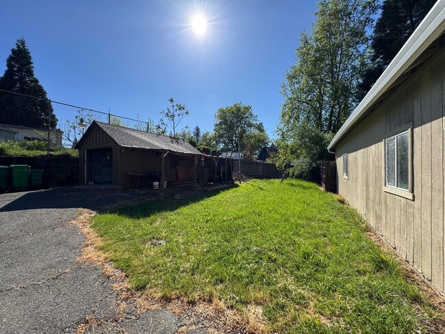 Building Photo - 2 Story home close to downtown