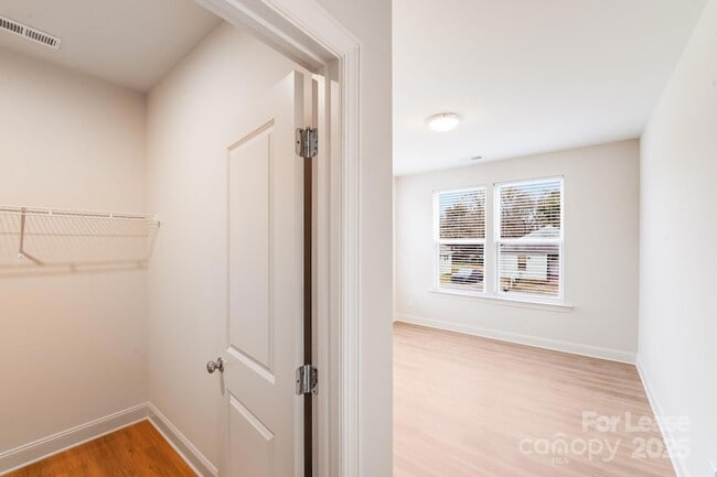 Building Photo - 645 Brookwood St