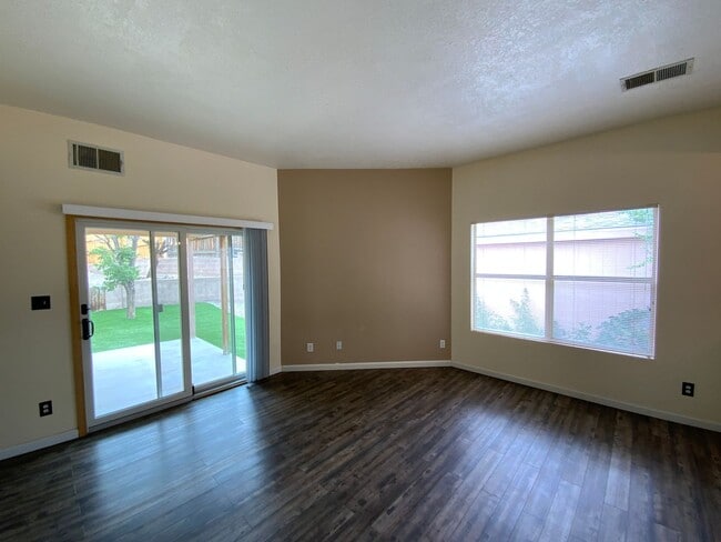 Building Photo - 2 Bedroom Single Story Home Available Near...