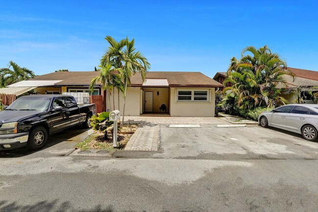 Building Photo - Fully renovated and updated Townhome in th...