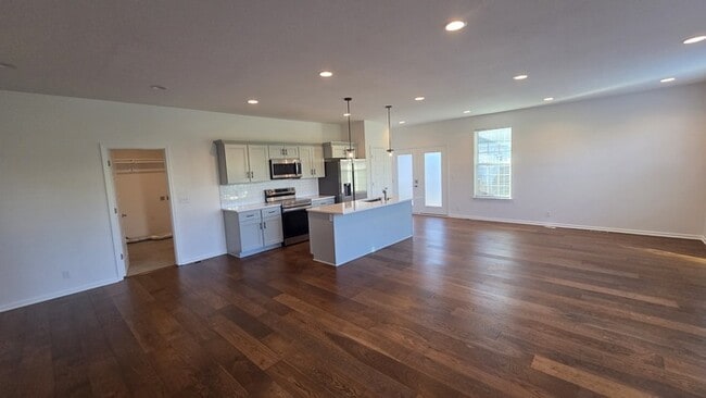 Building Photo - 4 bed 3 bath 2 car garage all maintenance provided townhome