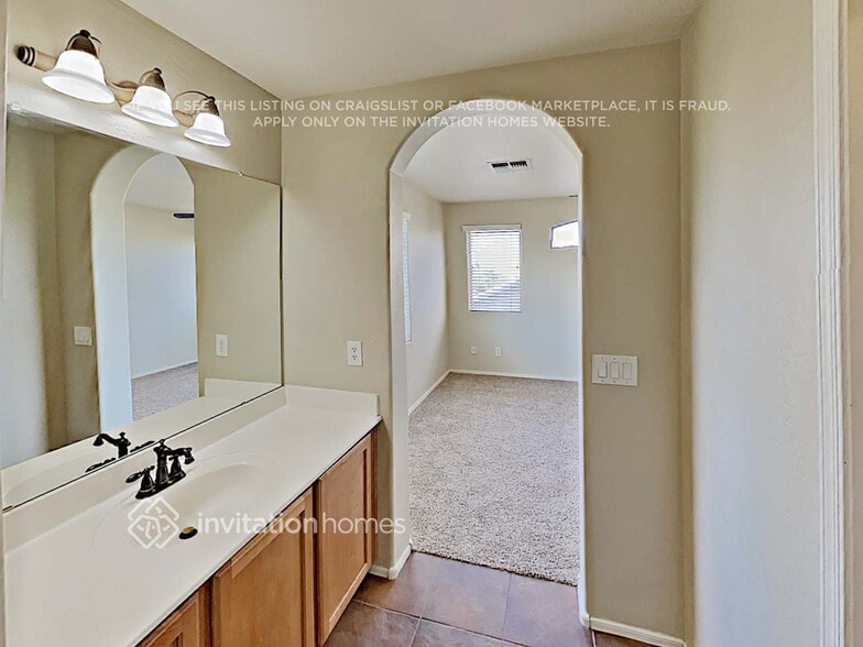 Building Photo - 9833 E Empress Ave
