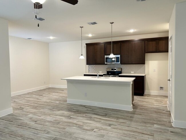 Building Photo - 420 Parkline Dr