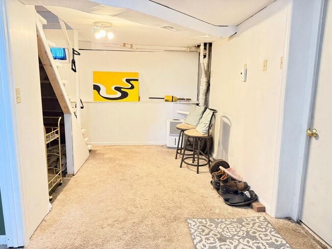 Building Photo - Sunny 1+ Bedroom Single family Home