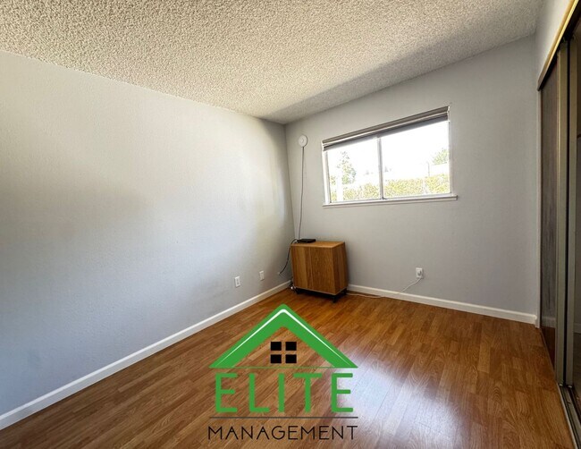 Building Photo - Charming 3?Bed/2?Bath Rosemont Ranch — Mod...