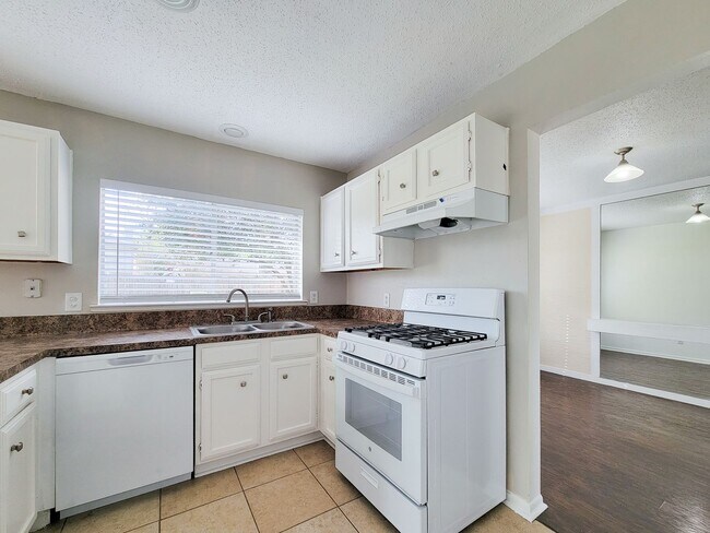 Building Photo - Welcome home to a bright & spacious retreat in sought-after Steeplechase where comfort, function ...