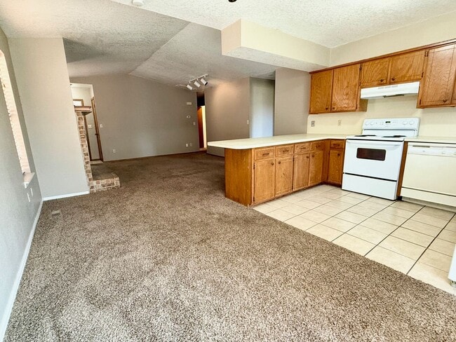 Building Photo - Great 2 Bed 2 Full Bath