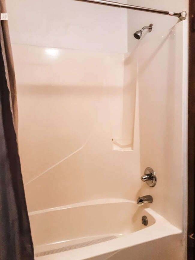 Building Photo - 4 Bed/ 2 Bath Townhome!