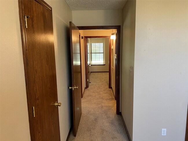 Building Photo - 301 Jansen Dr