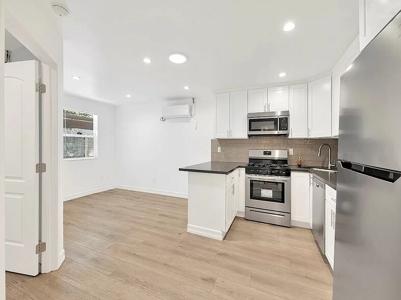 Building Photo - 18230 Hartland St