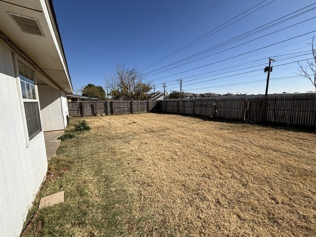 Building Photo - 3 bed 2 bath 2 car garage