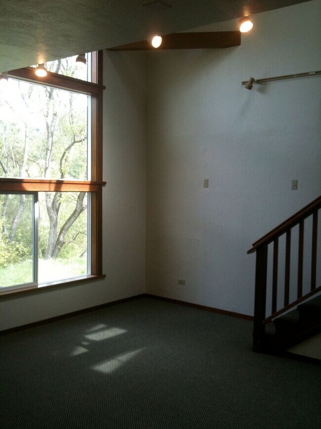 Building Photo - 3/1 Close to UC, hiking, mountain biking and downtown
