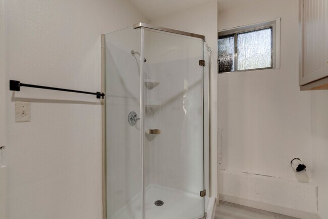 Building Photo - Beautifully Updated 3+ Bedroom Water View ...