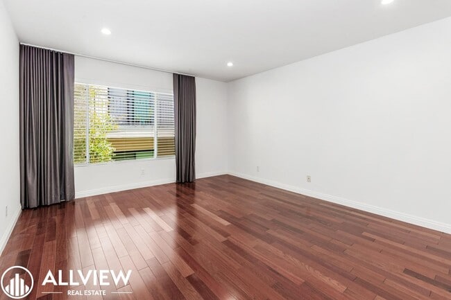 Building Photo - Beautifully Upgraded 2-Bed, 3-Bath Townhou...