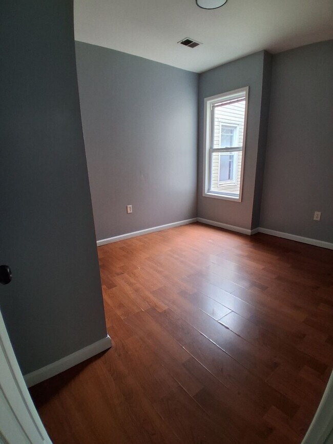 Building Photo - 483 Avon Ave