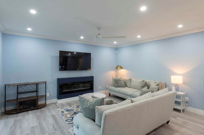 Building Photo - 4501 Fairway Dr N