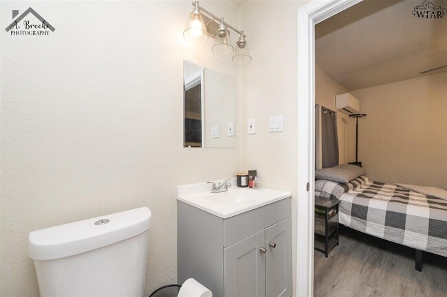 Building Photo - 514 S Archer St