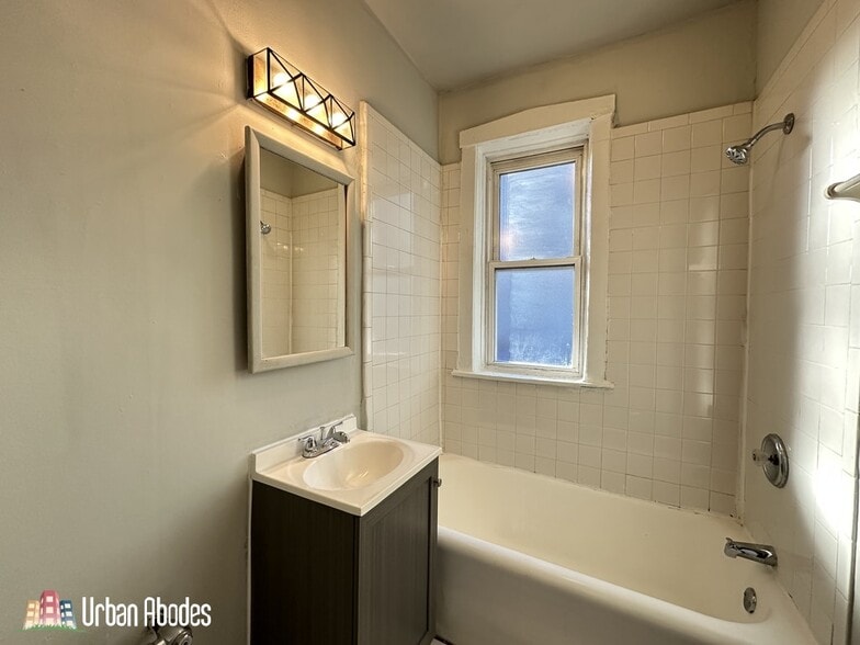 Building Photo - 515 W Melrose St