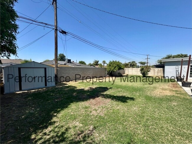 Building Photo - Charming 4 Bed/1 Bath E Bakersfield Home w...