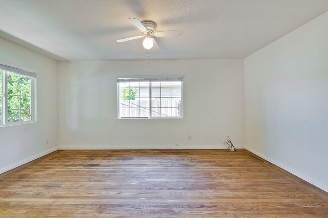 Building Photo - Duplex in Mountain View -  hardwood floors...