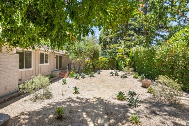 Building Photo - Spacious Menlo Park Retreat with 6 Bedroom...