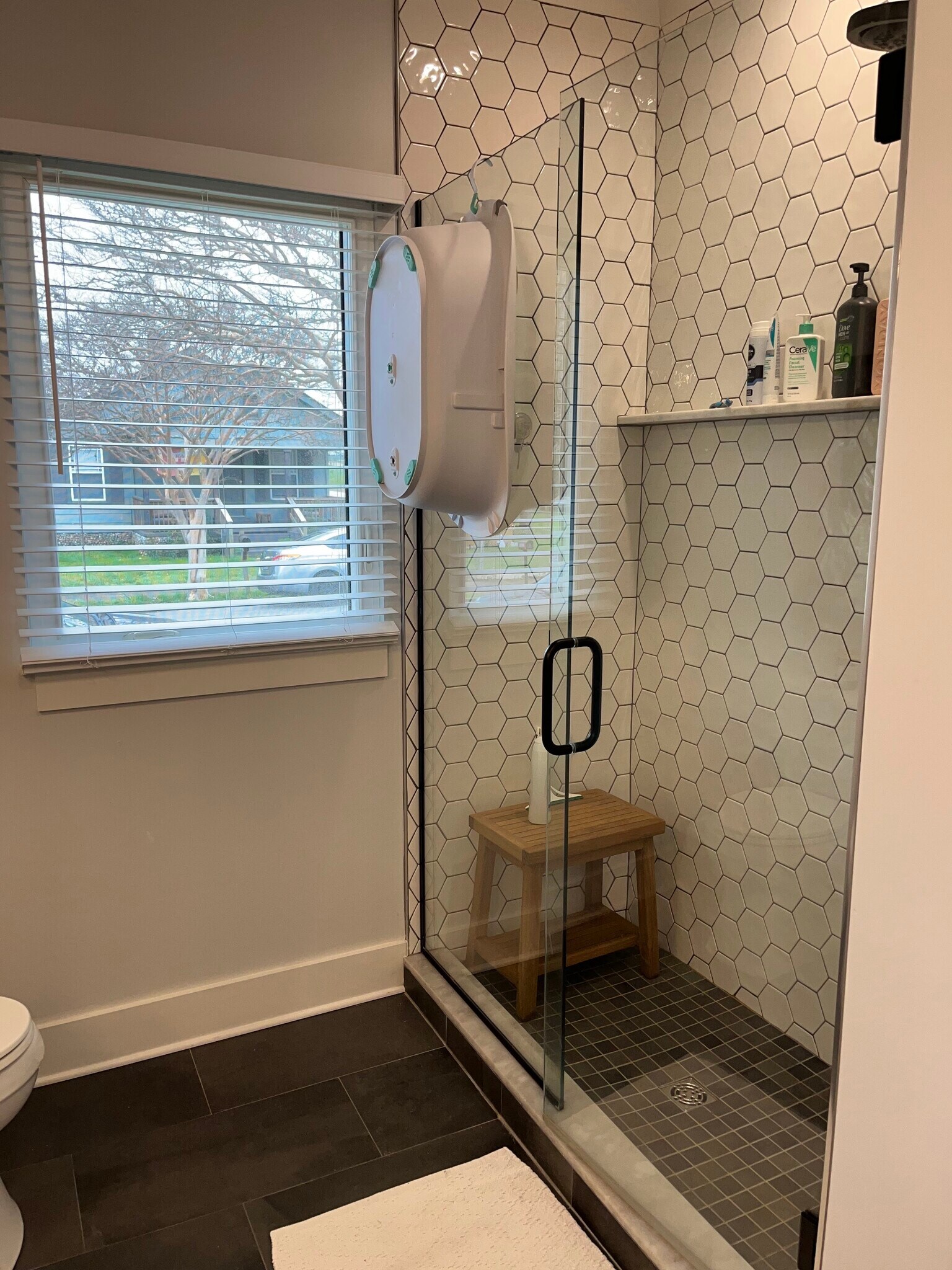 Shower - 1112 S Kelley St