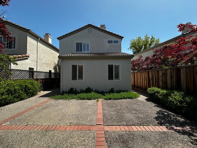 Building Photo - 2 story home, gated community, near Shops ...
