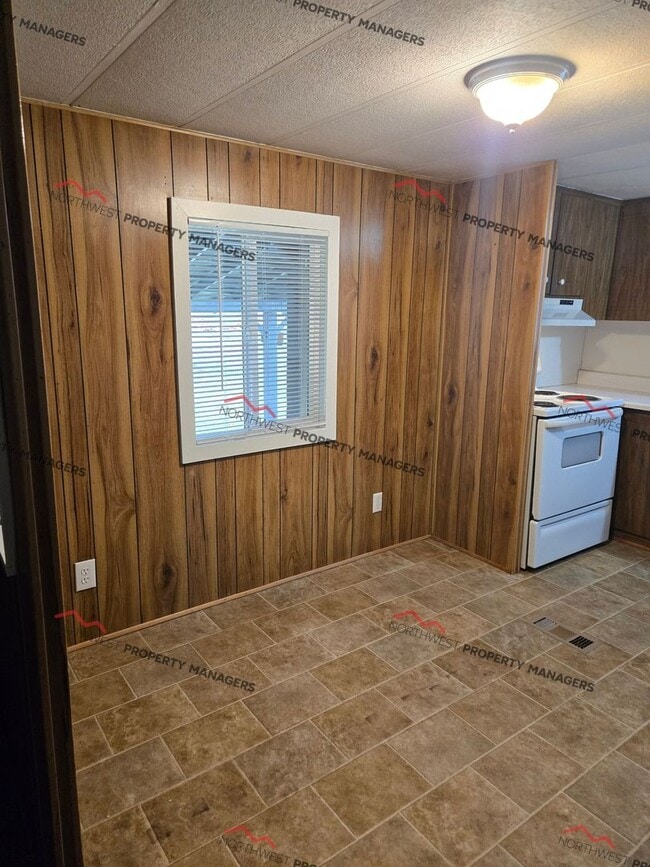 Building Photo - STATUS: AVAILABLE | R255F | $1850