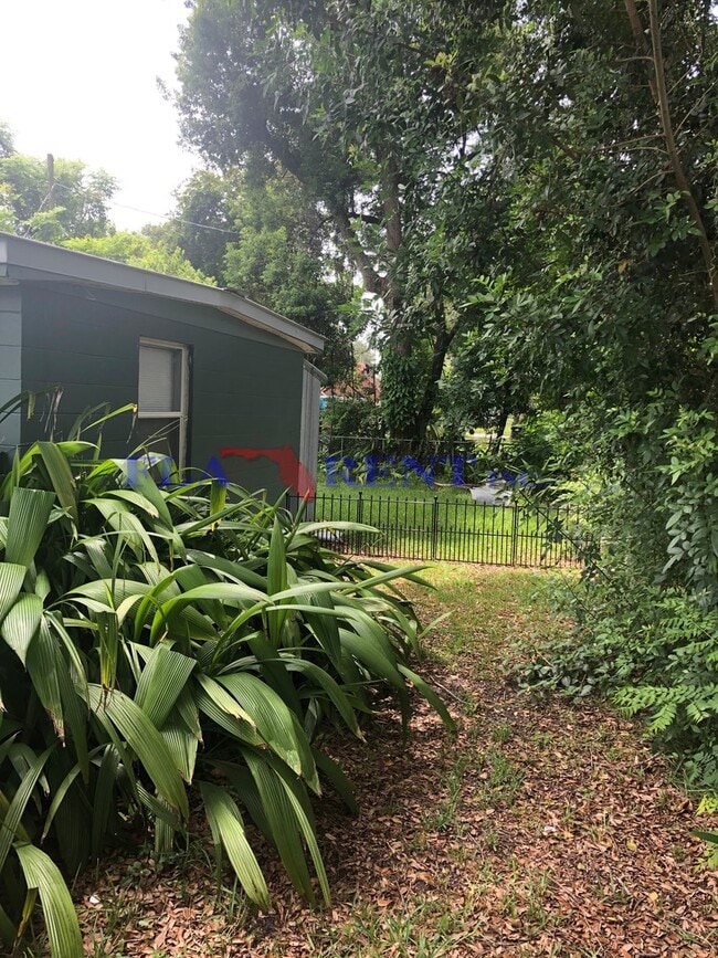 Building Photo - Recently Renovated 1/1 Cozy cottage with water included**