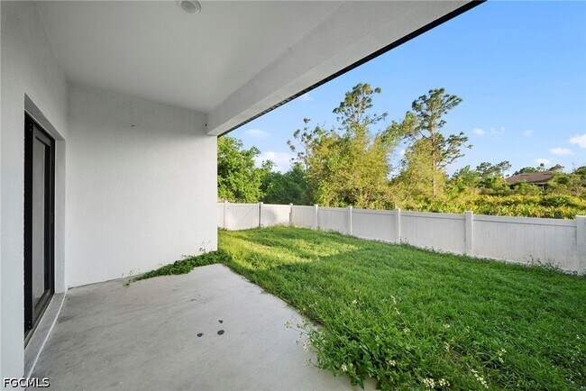 Building Photo - 26481 Sandhill Blvd