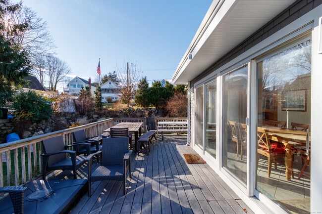 Building Photo - 18 Bay St