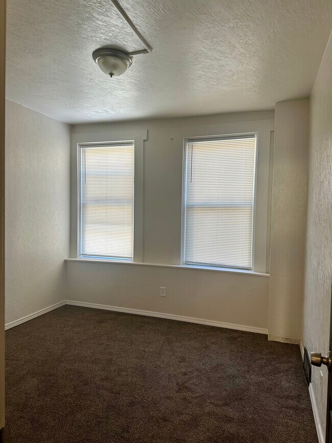 Building Photo - 638 Middle Ave