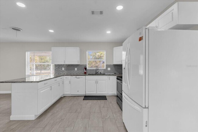 Building Photo - 3800 Pine St